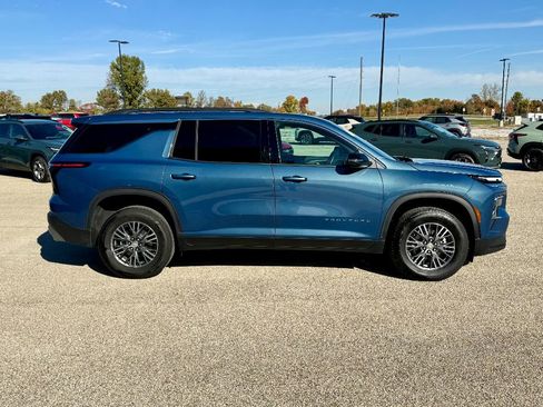 Used 2025 Chevrolet Traverse LT image 5