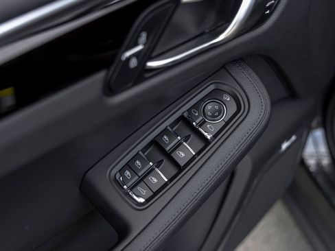 Certified 2023 Porsche Macan AWD/4WD image 23