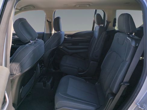 Used 2023 Jeep Grand Cherokee L Laredo image 13