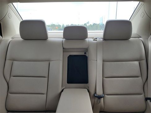 Used 2013 Mercedes-Benz E 350 4MATIC Sedan image 32