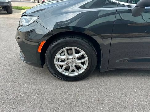 Used 2023 Chrysler Pacifica Touring-L FWD image 18