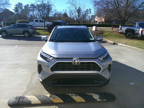 Used 2025 Toyota RAV4 XLE image 3