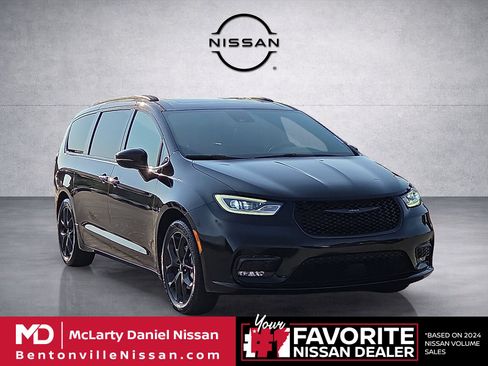 Used 2025 Chrysler Pacifica Limited FWD image 1