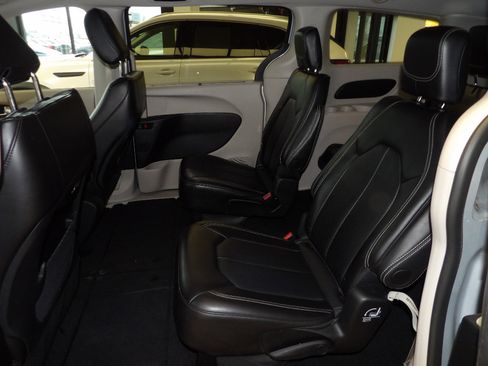 Used 2024 Chrysler Pacifica Touring-L image 21