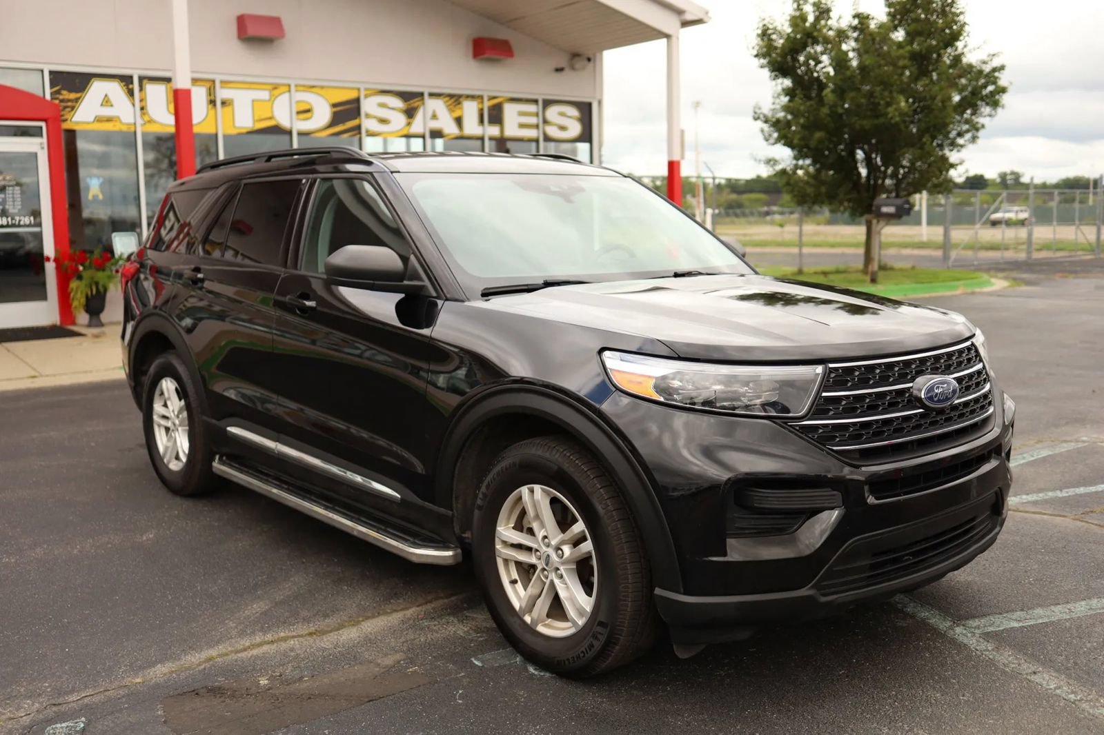Used 2020 Ford Explorer XLT w/ Comfort Package AWD/4WD image 3