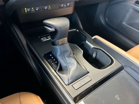 Used 2025 Lexus ES 350 w/ Premium Package FWD image 3