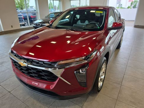 Used 2024 Chevrolet Trax LS w/ LS Convenience Package FWD image 2