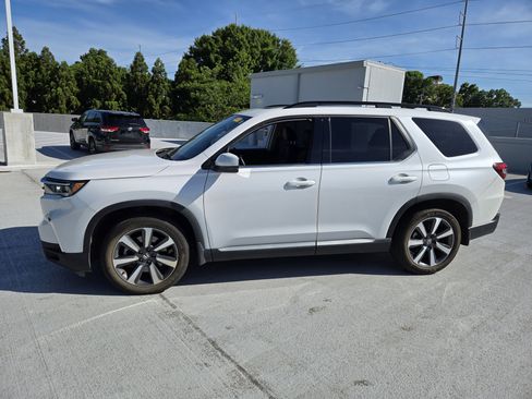 Used 2023 Honda Pilot Touring image 2