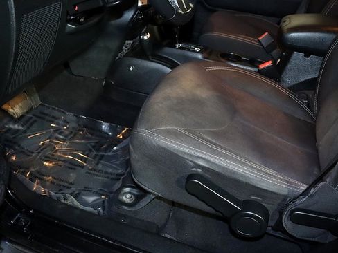 Used 2015 Jeep Wrangler Unlimited Sahara image 24