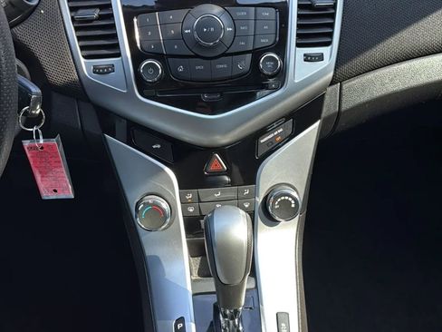 Used 2016 Chevrolet Cruze LT w/ Technology Package image 21