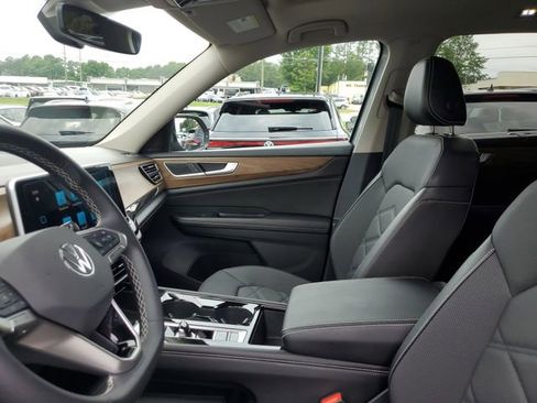 Certified 2024 Volkswagen Atlas SE w/ Panoramic Sunroof Package FWD image 17