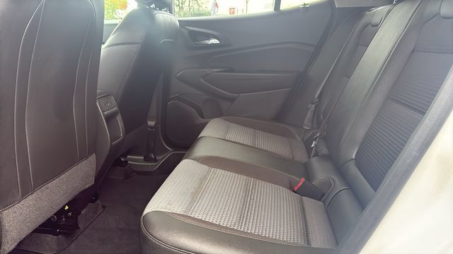 Used 2025 Chevrolet Trax LT w/ LT Convenience Package FWD image 24