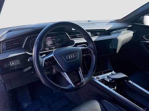 Used 2023 Audi e-tron S Premium Plus image 9