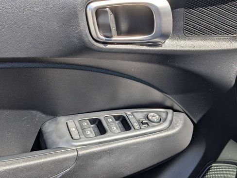 Used 2025 Hyundai Venue SEL FWD image 13