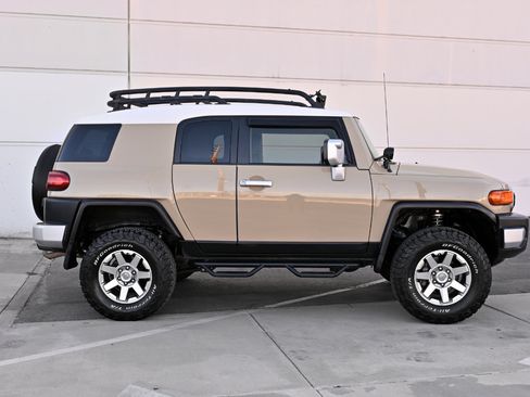 Used 2014 Toyota FJ Cruiser 4WD w/ Upgrade Package image 8