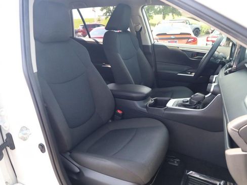 Used 2022 Toyota RAV4 LE AWD/4WD image 18
