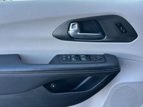 Used 2024 Chrysler Pacifica Select image 12