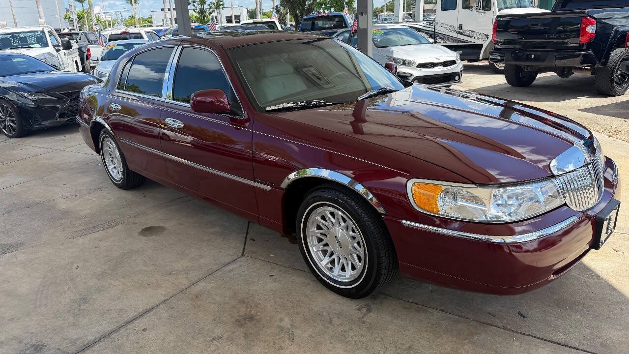 Used 1999 Lincoln Town Car Signature RWD image 3