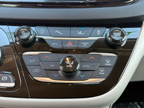 Used 2022 Chrysler Pacifica Touring-L FWD image 32