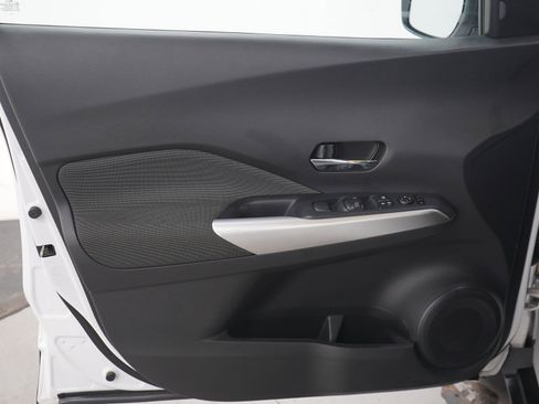 Used 2018 Nissan Kicks SV FWD image 18