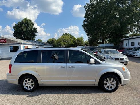 Used 2010 Chrysler Town & Country Touring image 5