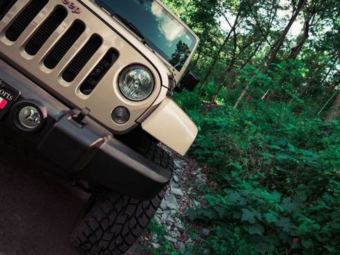 Used 2016 Jeep Wrangler Unlimited Rubicon w/ Connectivity Group AWD/4WD image 4
