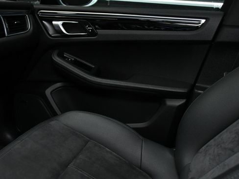 Used 2018 Porsche Macan AWD/4WD image 30