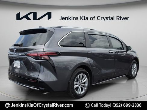 Used 2025 Toyota Sienna Limited FWD image 4