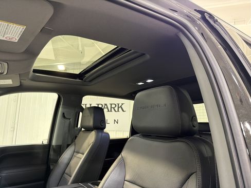 Used 2022 GMC Sierra 2500 Denali w/ Denali Black Diamond Edition image 10
