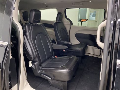 Used 2024 Chrysler Pacifica Touring-L image 18