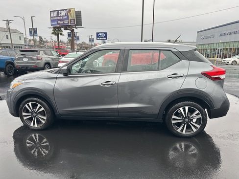 Used 2019 Nissan Kicks SV image 3