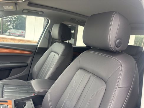 Used 2023 Audi Q5 2.0T Premium w/ Convenience Package AWD/4WD image 3