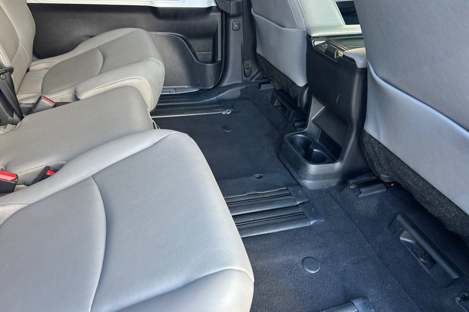 Used 2026 Toyota Sienna XLE FWD image 33