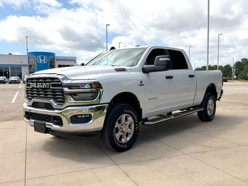 Used 2025 RAM 2500 Big Horn AWD/4WD image 3