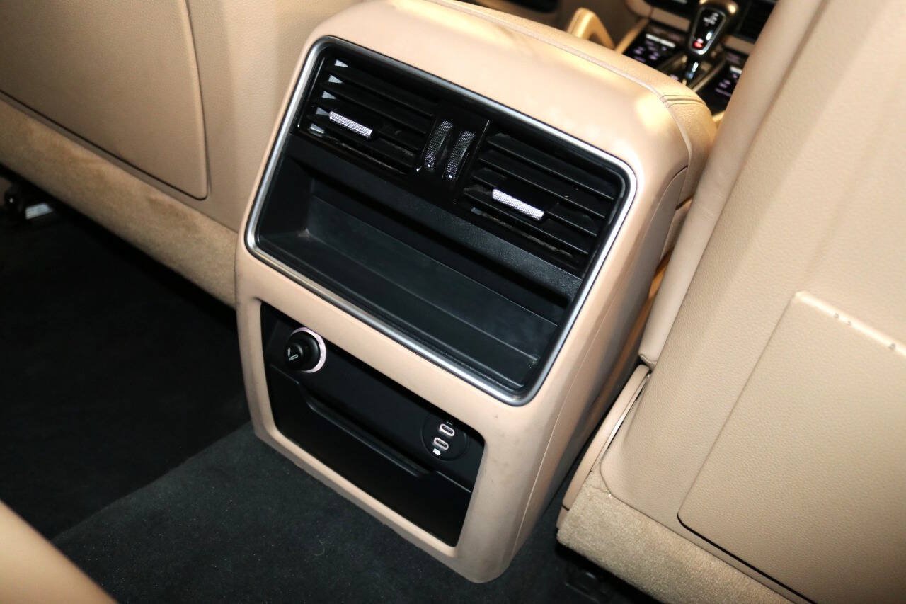 Used 2020 Porsche Cayenne Turbo AWD/4WD image 63