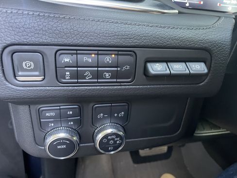 Used 2022 GMC Yukon XL Denali image 14