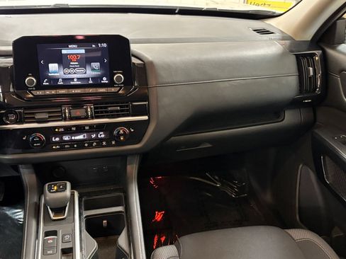 Used 2025 Nissan Pathfinder SV FWD image 33