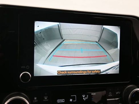 Used 2024 Toyota Highlander LE image 20