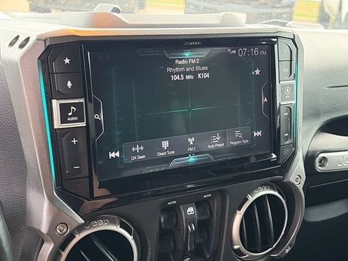 Used 2018 Jeep Wrangler Unlimited Rubicon w/ Connectivity Group AWD/4WD image 22
