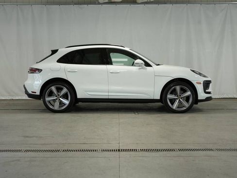 Certified 2025 Porsche Macan AWD/4WD image 8