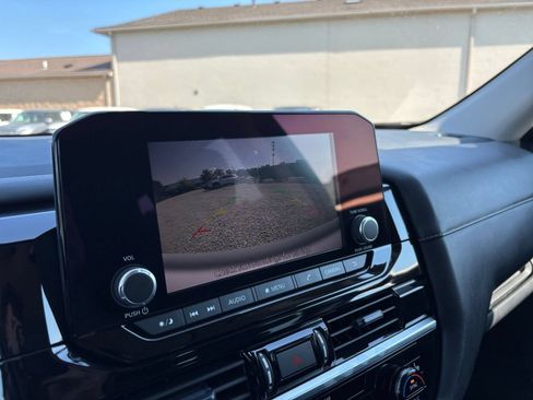 Used 2025 Nissan Pathfinder SV FWD image 21