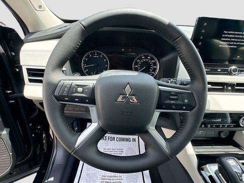 Used 2025 Mitsubishi Outlander SE image 12