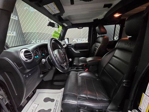 Used 2012 Jeep Wrangler Unlimited Rubicon w/ Dual Top Group AWD/4WD image 18