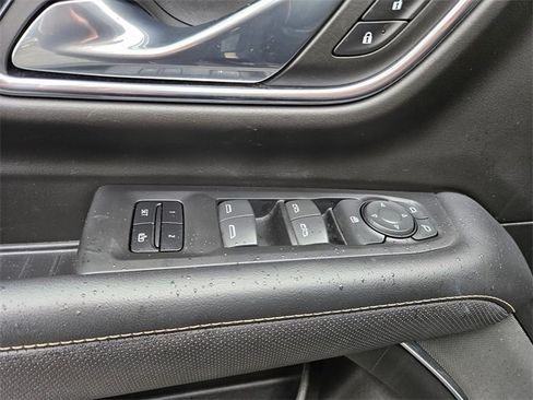 Used 2023 GMC Yukon XL SLT image 17