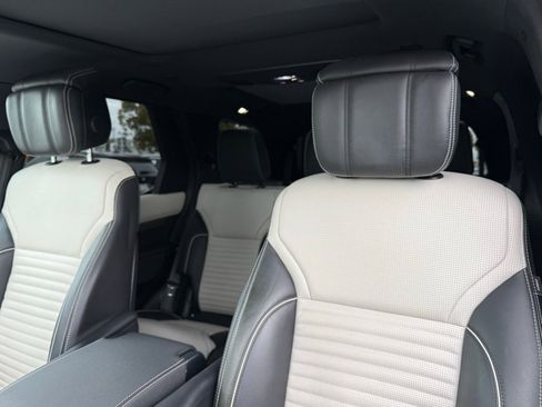 Used 2023 Land Rover Discovery Metropolitan Edition image 22