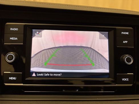 Used 2024 Volkswagen Jetta SE image 9