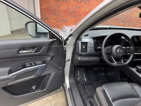Used 2025 Nissan Pathfinder SL AWD/4WD image 9