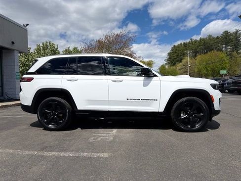 Used 2023 Jeep Grand Cherokee Altitude AWD/4WD image 9