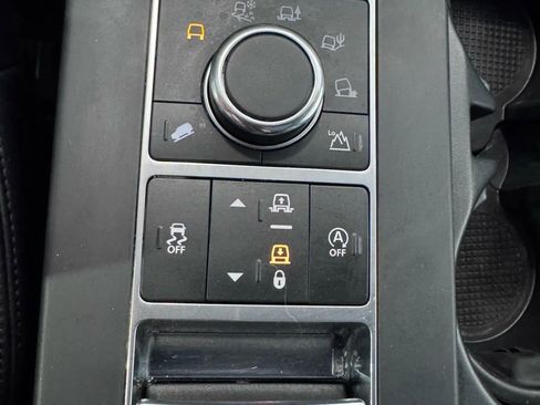 Used 2020 Land Rover Discovery Landmark image 40