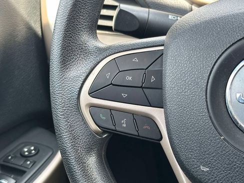 Used 2018 Jeep Cherokee Latitude AWD/4WD image 22